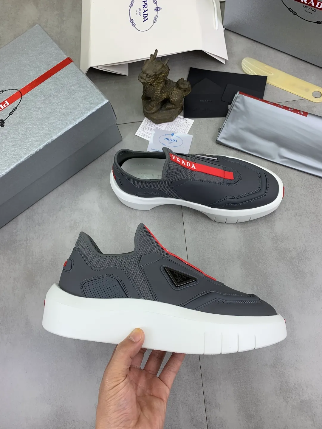 Men's men's shoes 💰P620💰[New model] The top version is now available on the official website, 🆘 The trendy brand (Prada) mainly promotes the popular style, avant-garde and versatile fashionable men's shoes, private version mold opening, cowhide surface splicing 1:1 replica.. Simple fashion, original imported cowhide and lining cowhide feet; the atmosphere and personality are more fashionable, eye-catching and pursuing class. It will subvert the old idea and be a must-have for fashion trendsetters with you! Must keep for yourself ! Tall and comfortable, large and low, high-end quality workmanship. The new high-end foam outsole from the official website. Size: 38-45. 3️⃣colors available.